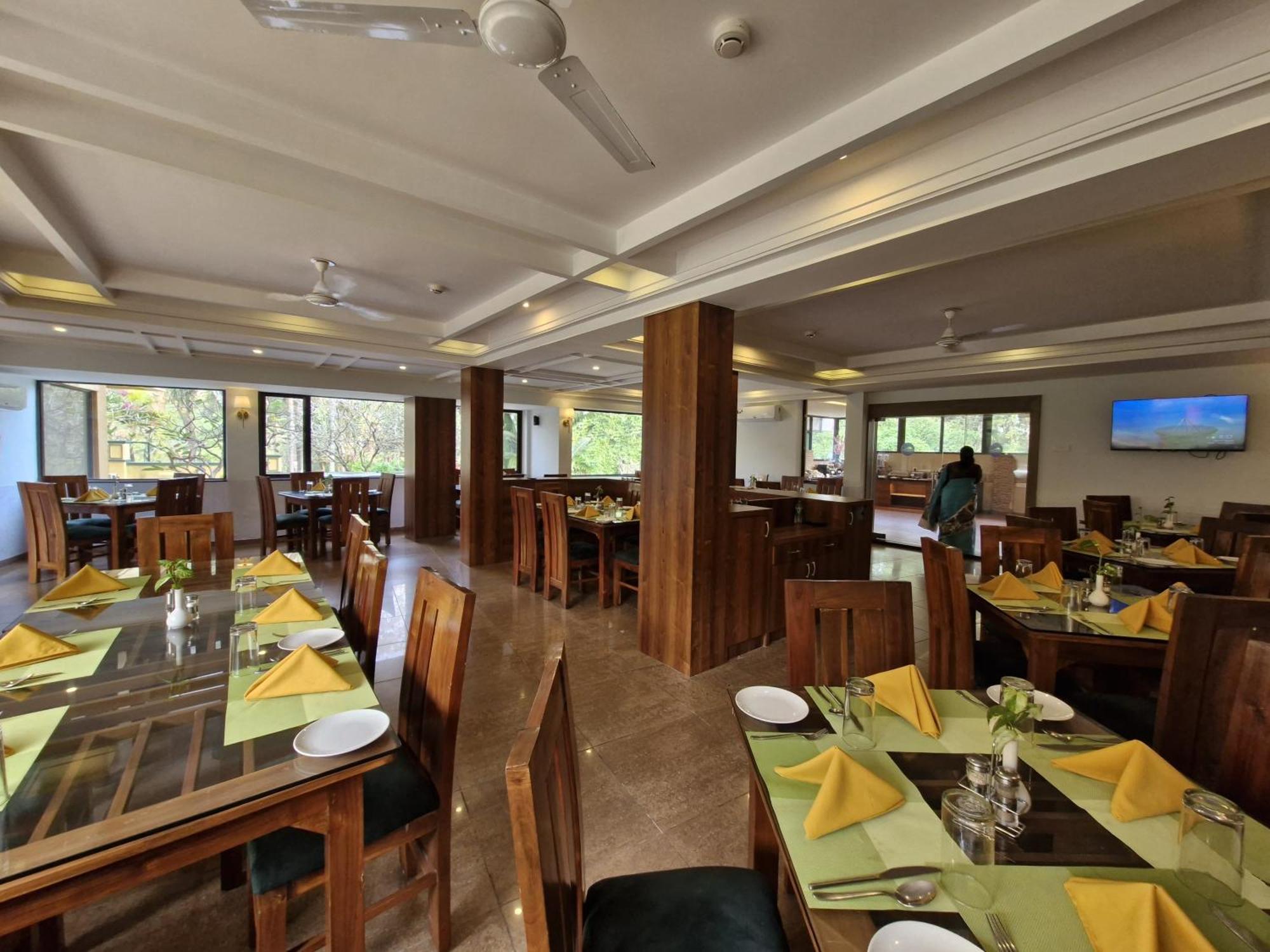 Golden Landmark Green Valley Beach Resort Dona Paula Eksteriør billede