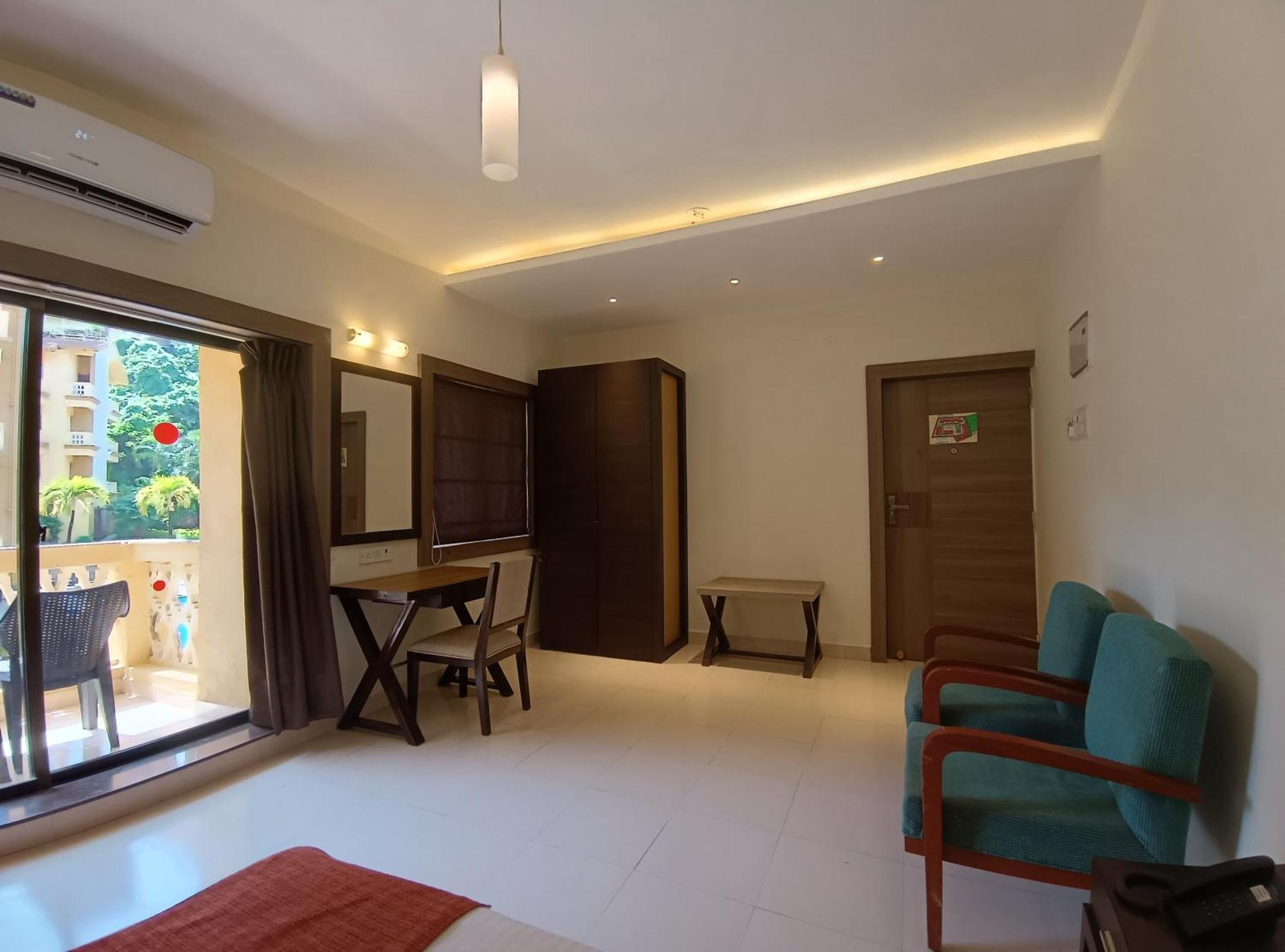 Golden Landmark Green Valley Beach Resort Dona Paula Eksteriør billede